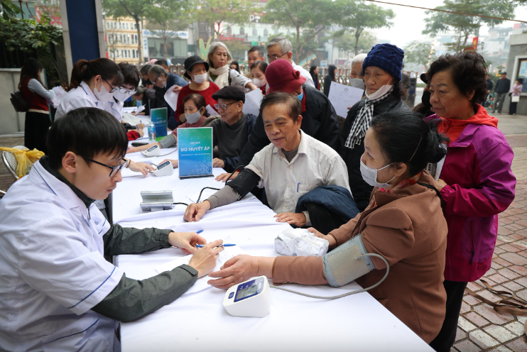 Hàng trăm người cao tuổi được khám miễn phí, tặng quà trong Chương trình 'Sống khỏe mỗi ngày – Vì một Việt Nam thật khỏe'